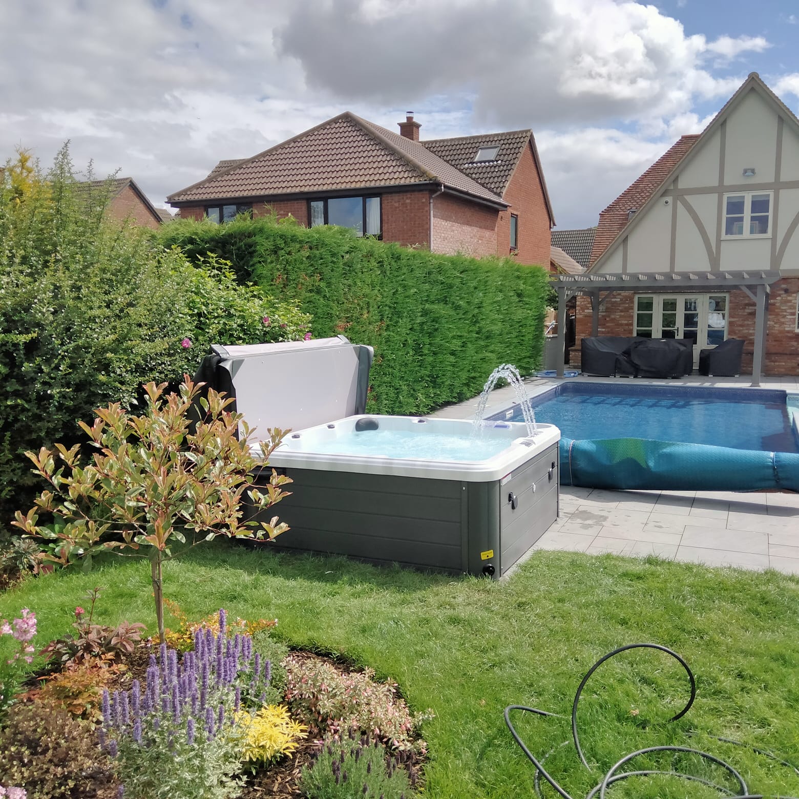 Gray and white hot tub with a water jet feature