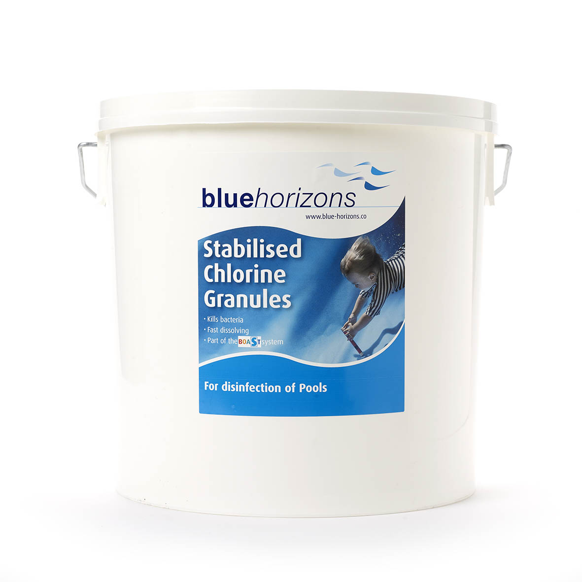 White plastic bucket with blue and white label featuring the brand ’blue horizons’ and product name ’stabilised chlorine granules.’