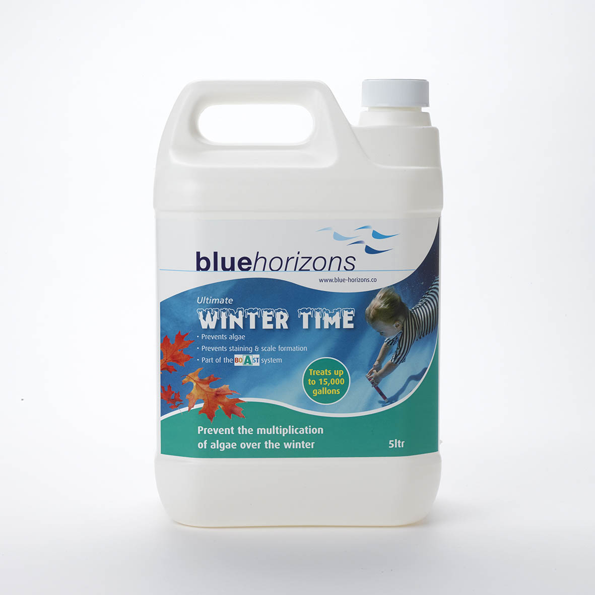White plastic jug with a blue and green label featuring the ’bluehorizons’ brand name, designed for winter algae prevention in pools.